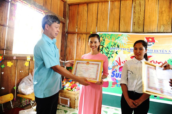 Chủ tịch Nam Trà My đi bộ nhiều giờ đến thăm, tặng quà, giấy khen cho cô trò Tắk Pổ - Ảnh 1.