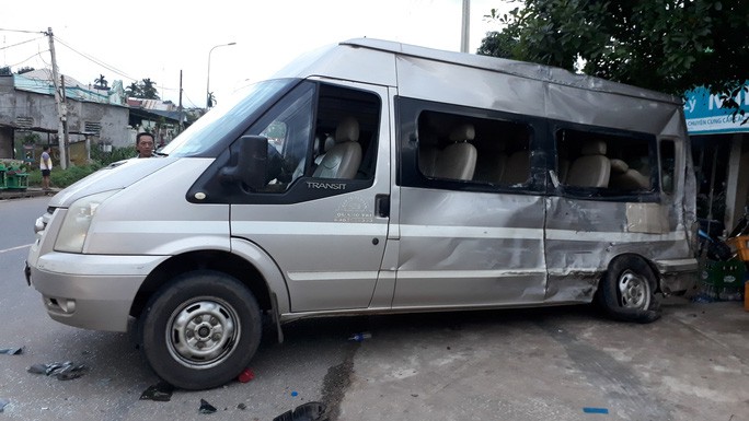 Xe tải mất thắng tông ôtô khách, lật đè lên xe máy khiến 3 người bị thương - Ảnh 2. Xe tải mất thắng tông ôtô khách, lật đè lên xe máy khiến 3 người bị thương - Ảnh 2.
