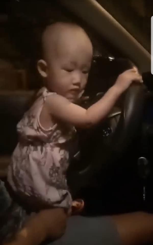 Truy tìm tài xế để bé gái khoảng 2 tuổi cầm vô lăng lái xe - Ảnh 2.
