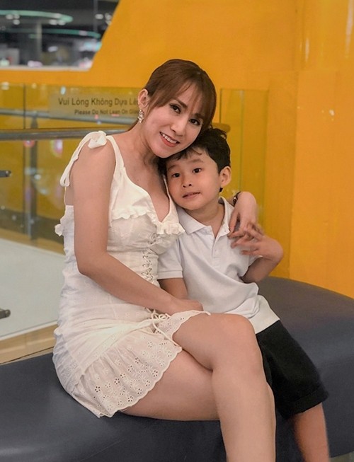 Ngọc Châu Mây Trắng 6 năm nuôi con một mình - Ảnh 1. Ngọc Châu Mây Trắng 6 năm nuôi con một mình - Ảnh 1.