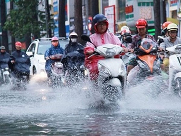 Thời tiết hôm nay: Vùng áp thấp trên Biển Đông gây mưa dông gió lớn - Ảnh 1.