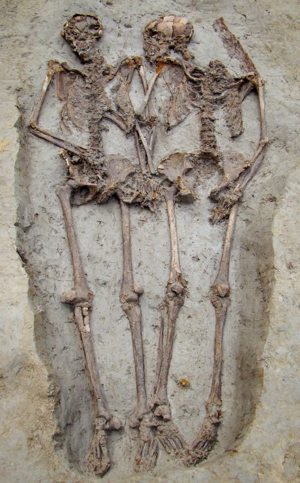 Bộ xương cặp tình nhân nổi tiếng được phát hiện đều là nam - Ảnh 1.