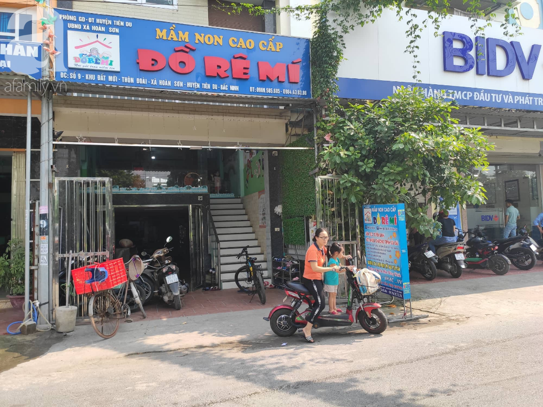 Vụ bé trai 3 tuổi nghi bị bỏ quên suốt 7 tiếng trên xe: Trường mầm non ra thông báo bất ngờ, phụ huynh hoang mang - Ảnh 2. Vụ bé trai 3 tuổi nghi bị bỏ quên suốt 7 tiếng trên xe: Trường mầm non ra thông báo bất ngờ, phụ huynh hoang mang - Ảnh 2.