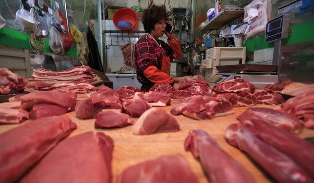 Người Trung Quốc được phát phiếu mua thịt lợn như thời bao cấp - Ảnh 2.