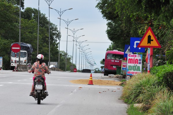 Tiềm ẩn nhiều rủi ro với những điểm phơi thóc trên đường quốc lộ - Ảnh 7.