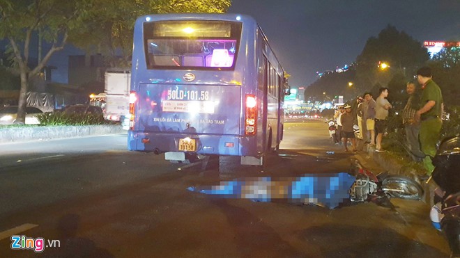Va chạm với xe buýt, nam thanh niên tử vong ở Sài Gòn - Ảnh 1. Va chạm với xe buýt, nam thanh niên tử vong ở Sài Gòn - Ảnh 1.