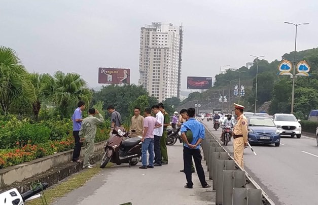 Quảng Ninh: Một phụ nữ bất ngờ bị đâm trọng thương khi đang điều khiển xe máy - Ảnh 1.