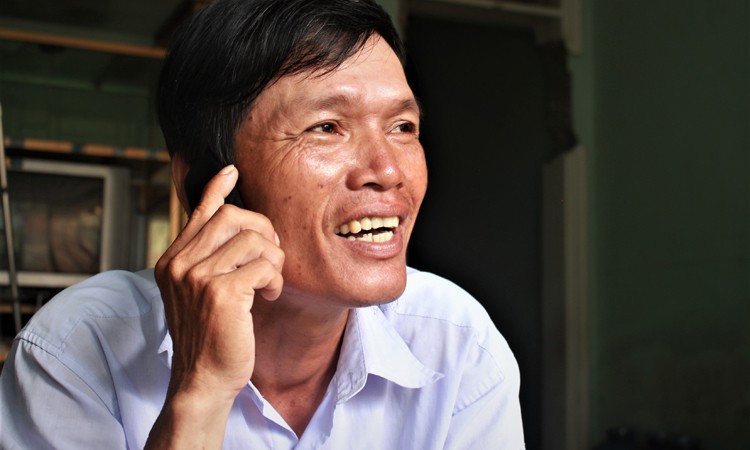 Anh xe ôm nuôi cô gái khờ lang thang - Ảnh 1. Anh xe ôm nuôi cô gái khờ lang thang - Ảnh 1.