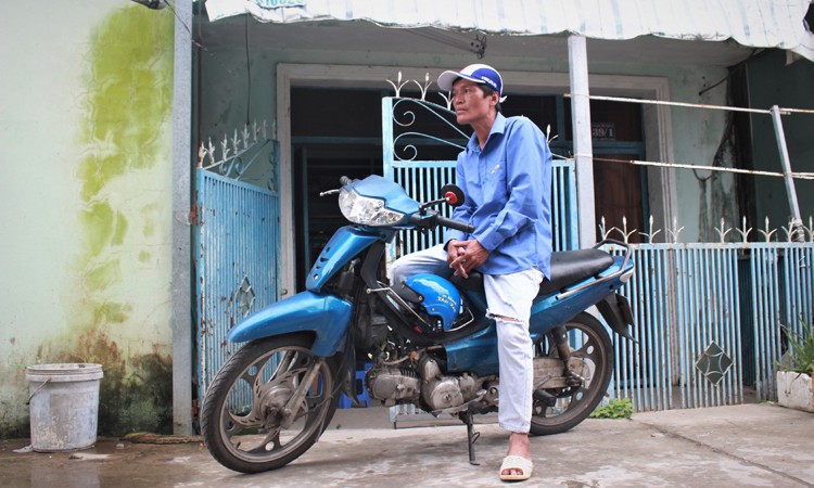 Anh xe ôm nuôi cô gái khờ lang thang - Ảnh 3. Anh xe ôm nuôi cô gái khờ lang thang - Ảnh 3.
