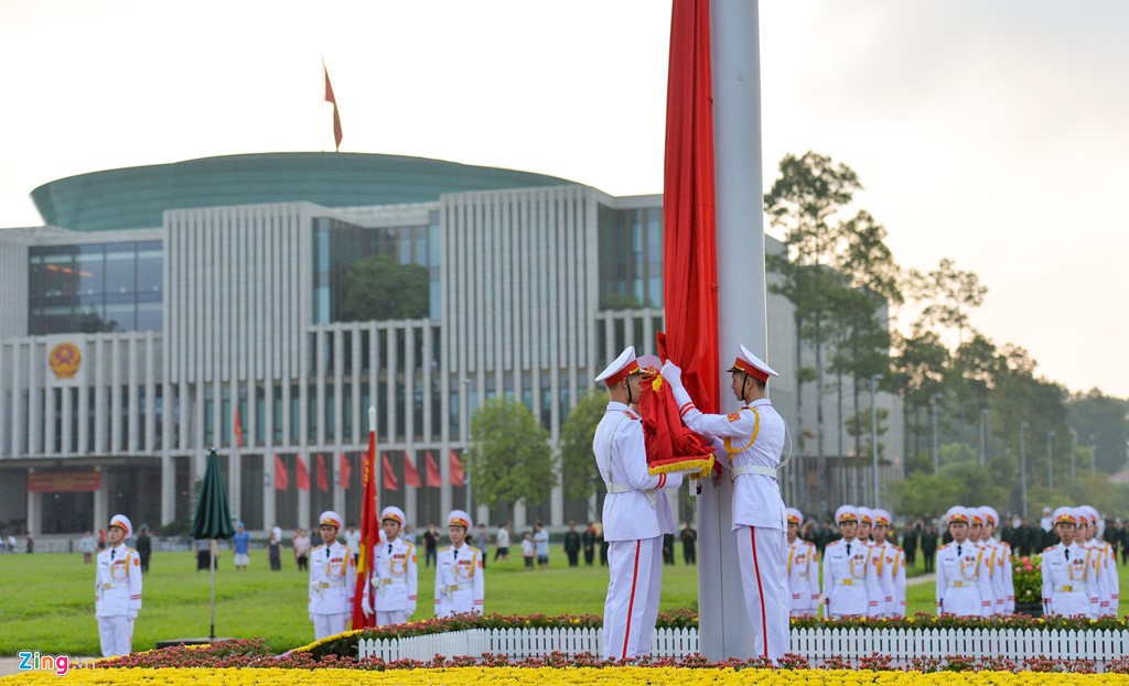 Nghi lễ thượng cờ ở Lăng Chủ tịch Hồ Chí Minh - Ảnh 4. Nghi lễ thượng cờ ở Lăng Chủ tịch Hồ Chí Minh - Ảnh 4.