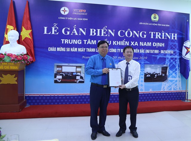 Nam Định: Gắn biển công trình Trung tâm Điều khiển xa chào mừng 50 năm ngày thành lập Tổng công ty Điện lực miền Bắc - Ảnh 1.