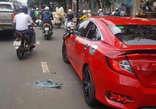 Đưa thầy ch&ugrave;a đập bể k&iacute;nh &ocirc;t&ocirc; v&igrave; kh&ocirc;ng cho vượt đi gi&aacute;m định t&acirc;m thần - Ảnh 2.