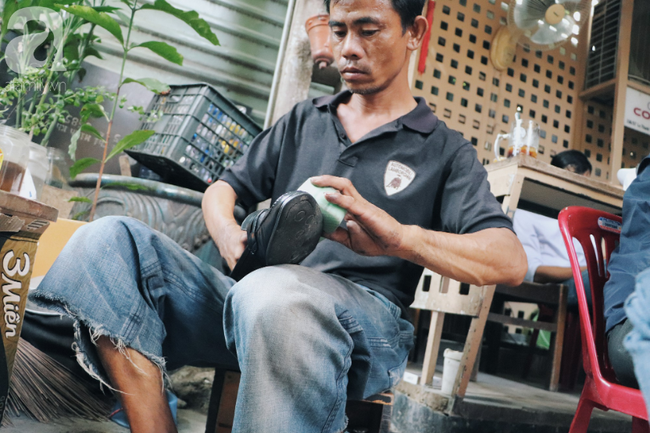 Gặp lại anh đánh giày câm và người bạn từng gây xúc động mạng xã hội: Bích La đã mất, chú chó mù chẳng còn ở bên anh câm nữa... - Ảnh 2. Gặp lại anh đánh giày câm và người bạn từng gây xúc động mạng xã hội: Bích La đã mất, chú chó mù chẳng còn ở bên anh câm nữa... - Ảnh 2.