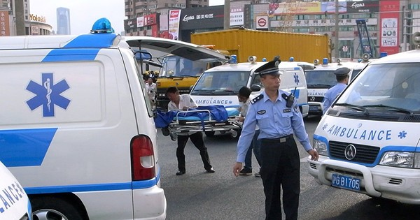 Xe tải đâm vào đám đông ở Trung Quốc: 10 ngưòi chết, 16 ngưòi bị thương - Ảnh 2.
