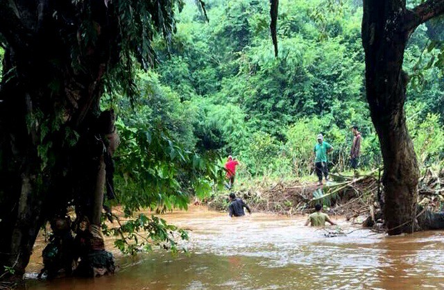  Tìm thấy bé trai 10 tuổi bị nước cuốn xuống cống, trôi cách nhà hơn 40km  - Ảnh 2.