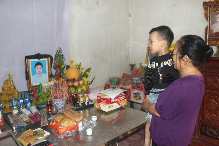 Mẹ đơn thân tử vong,bé trai 3 tuổi mịt mờ tương lai - Ảnh 1. Mẹ đơn thân tử vong,bé trai 3 tuổi mịt mờ tương lai - Ảnh 1.
