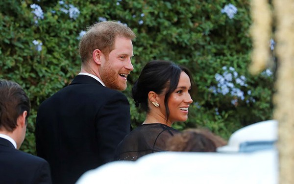 Chịu chi, chịu chơi nhưng Công nương Meghan Markle vẫn bị chê vô duyên trong đám cưới bạn thân - Ảnh 2.