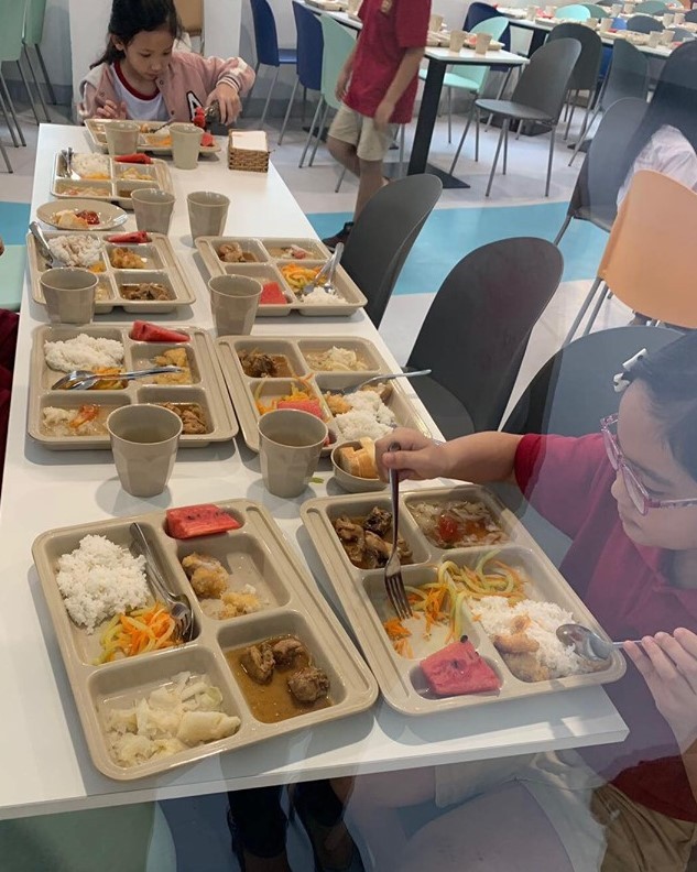 Nhiều học sinh trường Việt Úc đau bụng, nôn ói sau giờ cơm trưa - Ảnh 1.