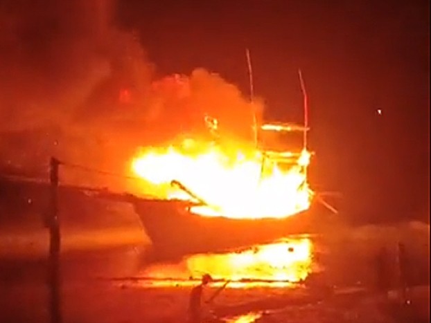 Sau tiếng nổ lớn tàu cá bốc cháy dữ dội khiến nhiều người thương vong - Ảnh 1.