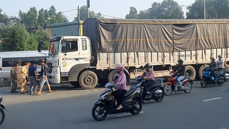 Xe tải cuốn 2 người đi xe máy vào gầm ở An Sương - Ảnh 2. Xe tải cuốn 2 người đi xe máy vào gầm ở An Sương - Ảnh 2.