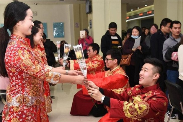Kỳ quặc người đàn ông Trung Quốc kết hôn - ly hôn 46 lần một năm - Ảnh 1.