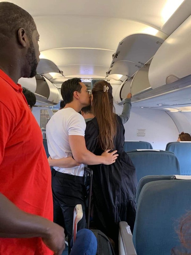 Tình cảm như Kim Lý - Hà Hồ sau 2 năm hẹn hò: Hết biến sân bay thành nơi hẹn hò lại thoải mái ôm hôn nhau trên máy bay - Ảnh 9.