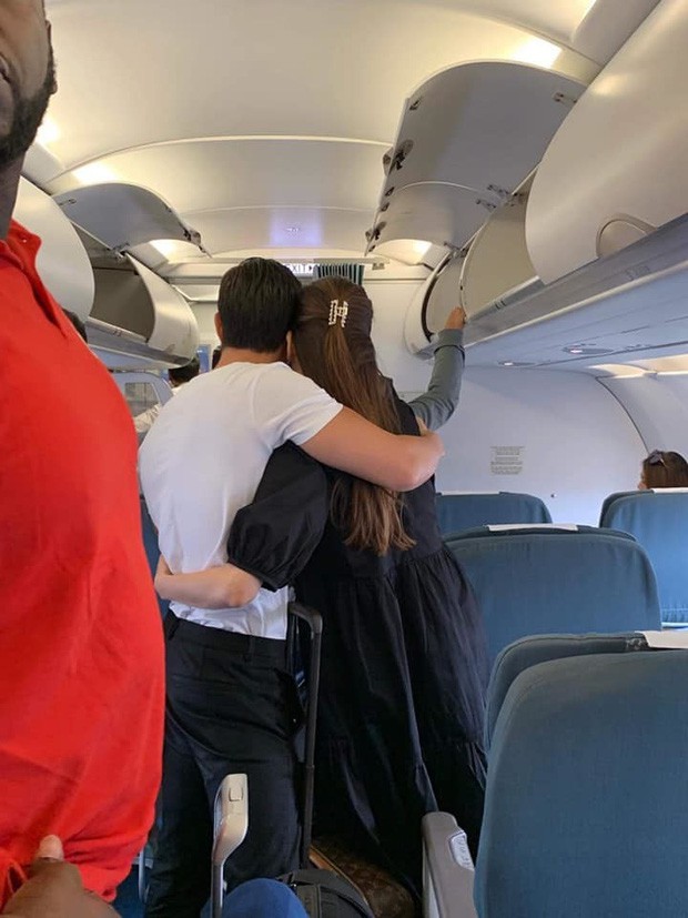 Tình cảm như Kim Lý - Hà Hồ sau 2 năm hẹn hò: Hết biến sân bay thành nơi hẹn hò lại thoải mái ôm hôn nhau trên máy bay - Ảnh 10.