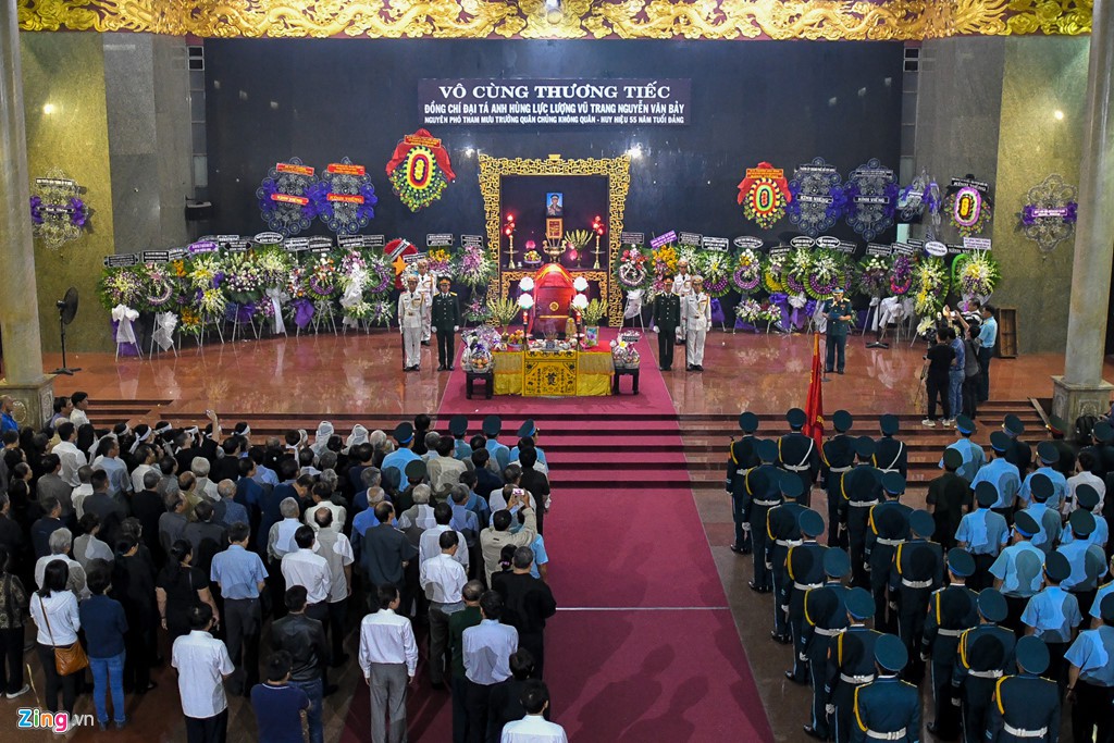 Xúc động tiễn đưa anh hùng phi công Nguyễn Văn Bảy về quê nhà - Ảnh 1.