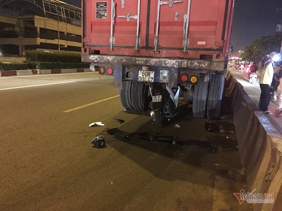 Nam thanh niên thiệt mạng sau cú tông trúng gầm xe container - Ảnh 1. Nam thanh niên thiệt mạng sau cú tông trúng gầm xe container - Ảnh 1.