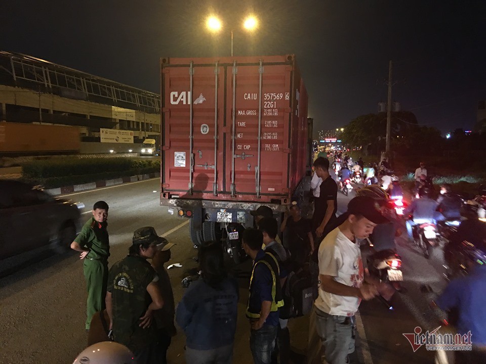 Nam thanh niên thiệt mạng sau cú tông trúng gầm xe container - Ảnh 2. Nam thanh niên thiệt mạng sau cú tông trúng gầm xe container - Ảnh 2.