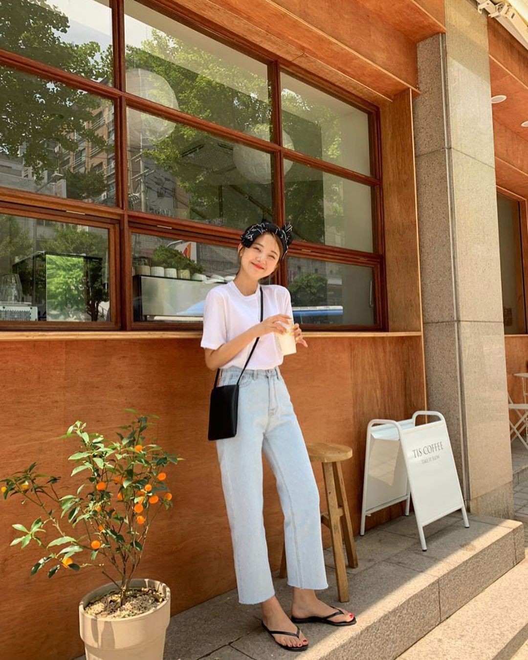 Đã tìm ra kiểu quần jeans vô địch về hack tuổi nhưng vẫn thanh lịch - Ảnh 3. Đã tìm ra kiểu quần jeans vô địch về hack tuổi nhưng vẫn thanh lịch - Ảnh 3.