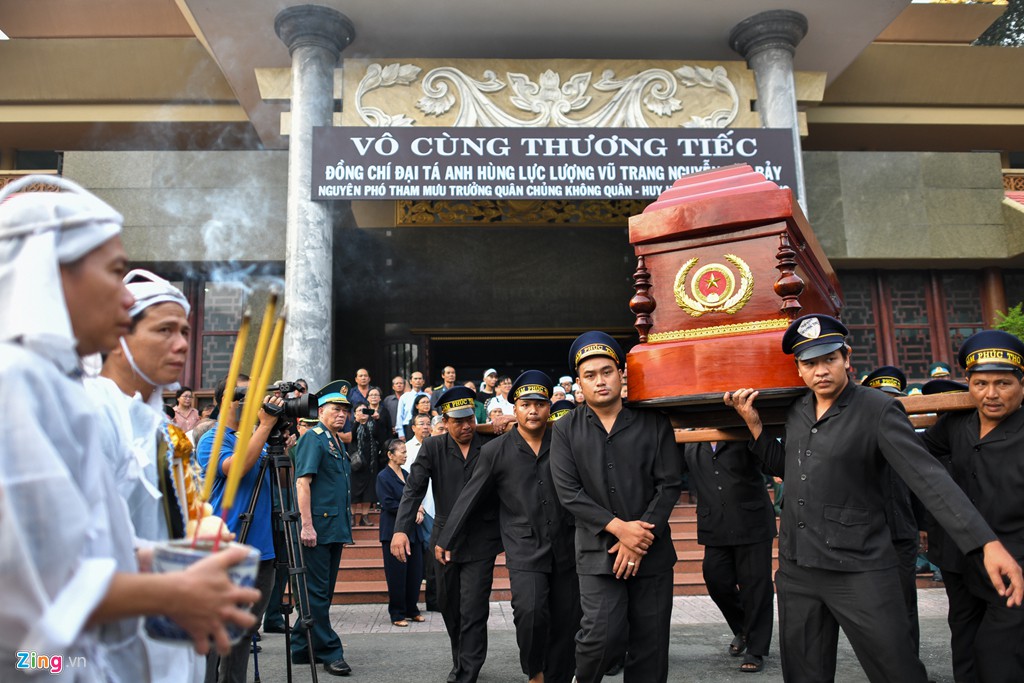 Xúc động tiễn đưa anh hùng phi công Nguyễn Văn Bảy về quê nhà - Ảnh 10.