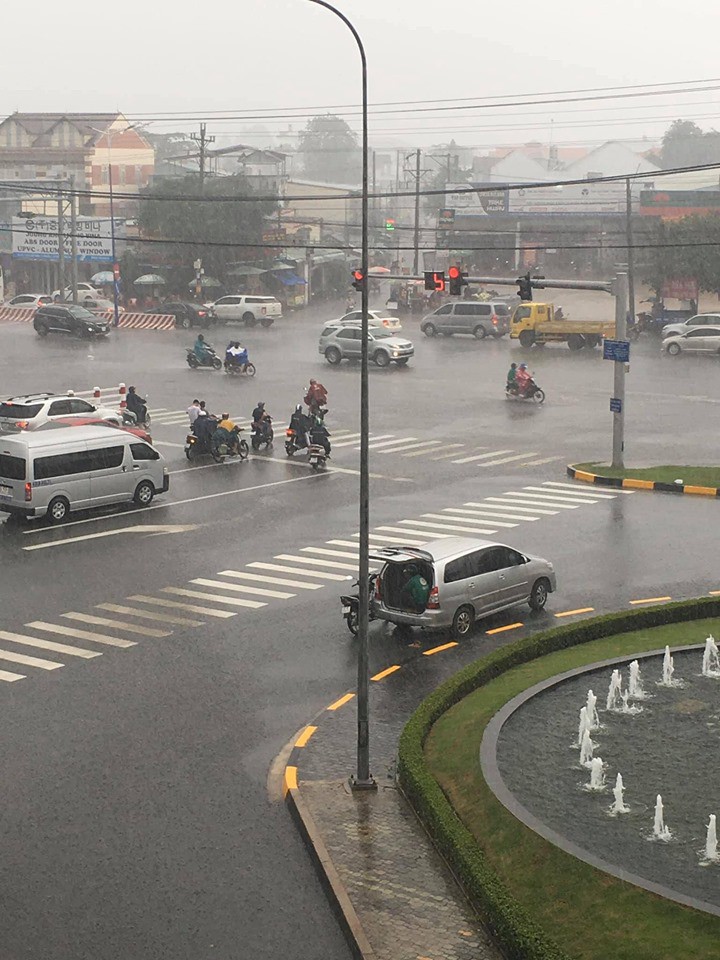 Ô tô 7 chỗ dừng bên góc đường, mở cửa để tài xế xe ôm kịp ngồi trú mưa khiến nhiều người cảm thấy ấm lòng - Ảnh 2. Ô tô 7 chỗ dừng bên góc đường, mở cửa để tài xế xe ôm kịp ngồi trú mưa khiến nhiều người cảm thấy ấm lòng - Ảnh 2.