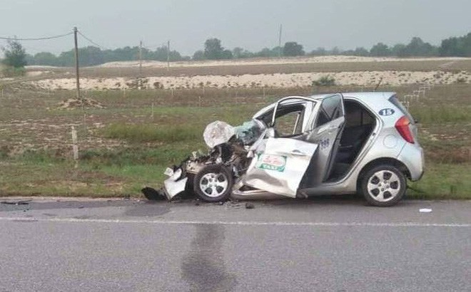 Tài xế và nam hành khách tử vong trong xe taxi sau cú đối đầu với xe tải - Ảnh 1. Tài xế và nam hành khách tử vong trong xe taxi sau cú đối đầu với xe tải - Ảnh 1.