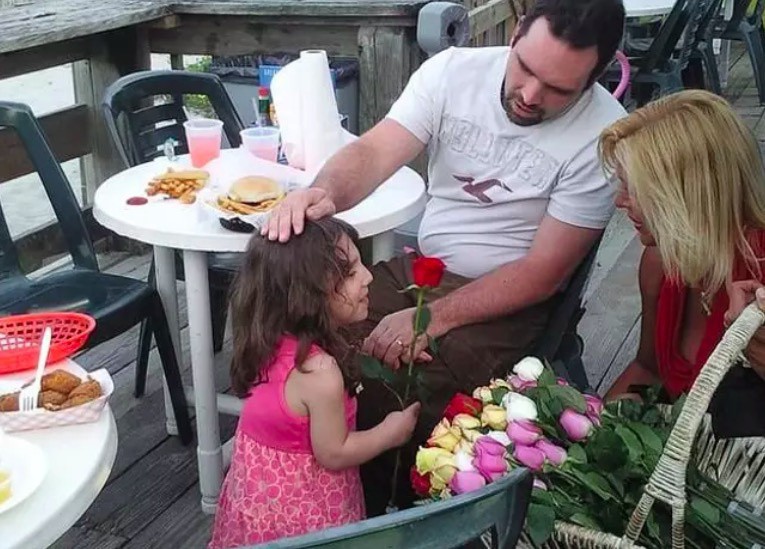 Chuyện kinh dị có thật: Nhận đứa trẻ mồ côi 7 tuổi làm con nuôi, bà mẹ không ngờ bé gái đã 22 tuổi và đang nuôi ý định sát hại cả gia đình - Ảnh 4. Chuyện kinh dị có thật: Nhận đứa trẻ mồ côi 7 tuổi làm con nuôi, bà mẹ không ngờ bé gái đã 22 tuổi và đang nuôi ý định sát hại cả gia đình - Ảnh 4.