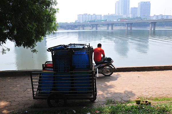 Gai mắt với cảnh bờ hồ Linh Đàm bị bủa vây - Ảnh 10.