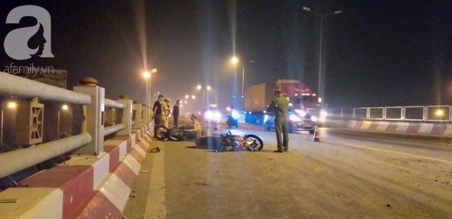 Xe bồn nổ lốp lao vào dải phân cách trên cầu Thanh Trì khiến 4 người bị thương - Ảnh 2. Xe bồn nổ lốp lao vào dải phân cách trên cầu Thanh Trì khiến 4 người bị thương - Ảnh 2.