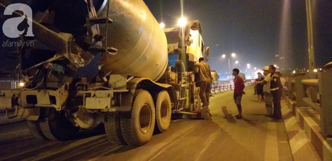 Xe bồn nổ lốp lao vào dải phân cách trên cầu Thanh Trì khiến 4 người bị thương - Ảnh 3. Xe bồn nổ lốp lao vào dải phân cách trên cầu Thanh Trì khiến 4 người bị thương - Ảnh 3.