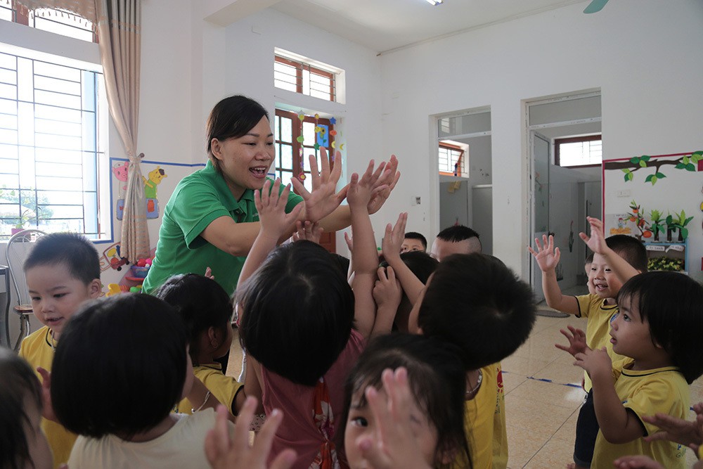 Những màn chào hỏi yêu thương của cô trò ở các trường học - Ảnh 3. Những màn chào hỏi yêu thương của cô trò ở các trường học - Ảnh 3.