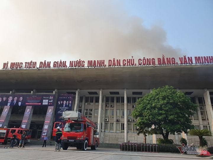 Cháy hội trường Cung văn hóa hữu nghị Việt Xô, khói đen cuồn cuộn - Ảnh 3. Cháy hội trường Cung văn hóa hữu nghị Việt Xô, khói đen cuồn cuộn - Ảnh 3.