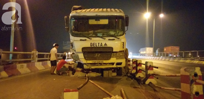 Xe bồn nổ lốp lao vào dải phân cách trên cầu Thanh Trì khiến 4 người bị thương - Ảnh 4. Xe bồn nổ lốp lao vào dải phân cách trên cầu Thanh Trì khiến 4 người bị thương - Ảnh 4.