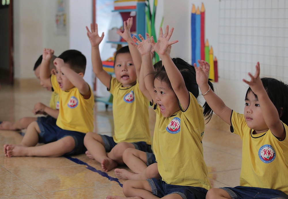 Những màn chào hỏi yêu thương của cô trò ở các trường học - Ảnh 4. Những màn chào hỏi yêu thương của cô trò ở các trường học - Ảnh 4.