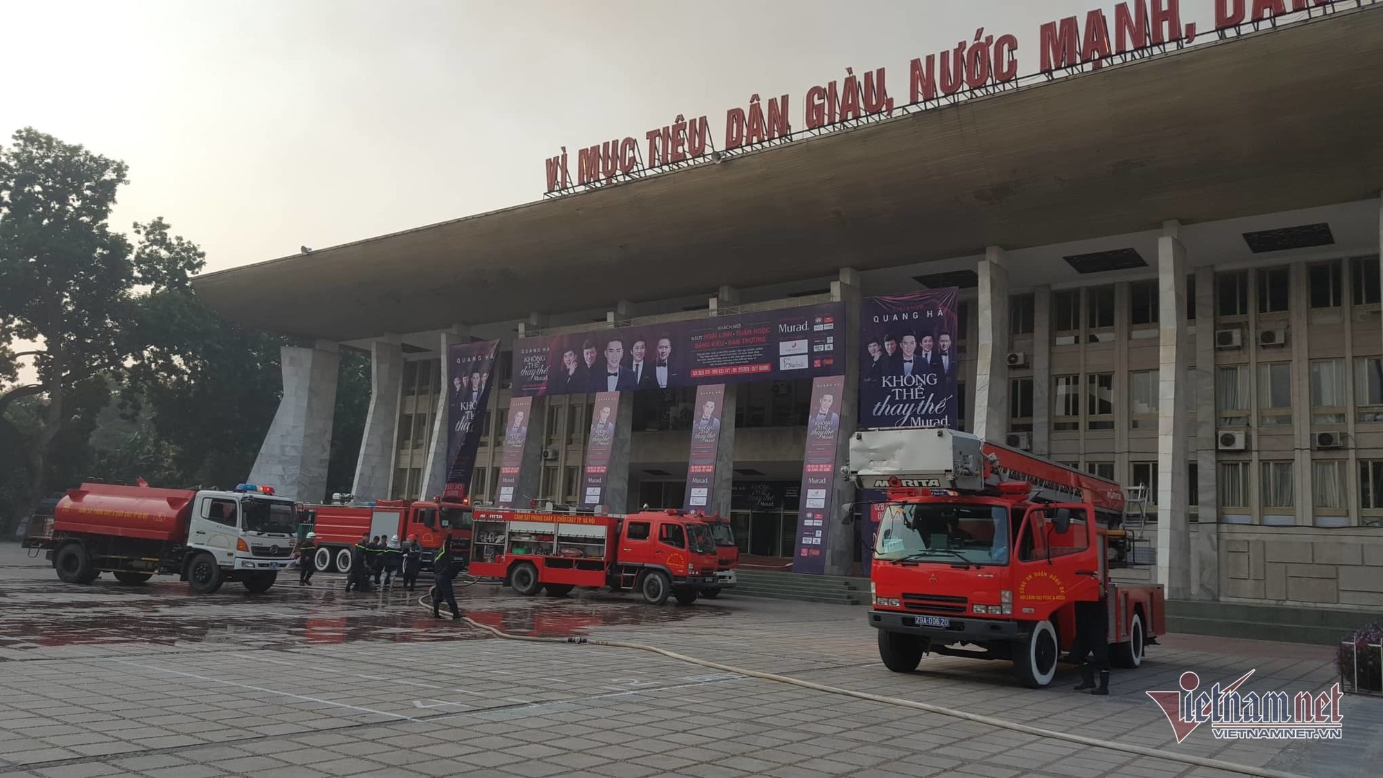 Cháy hội trường Cung văn hóa hữu nghị Việt Xô, khói đen cuồn cuộn - Ảnh 4. Cháy hội trường Cung văn hóa hữu nghị Việt Xô, khói đen cuồn cuộn - Ảnh 4.