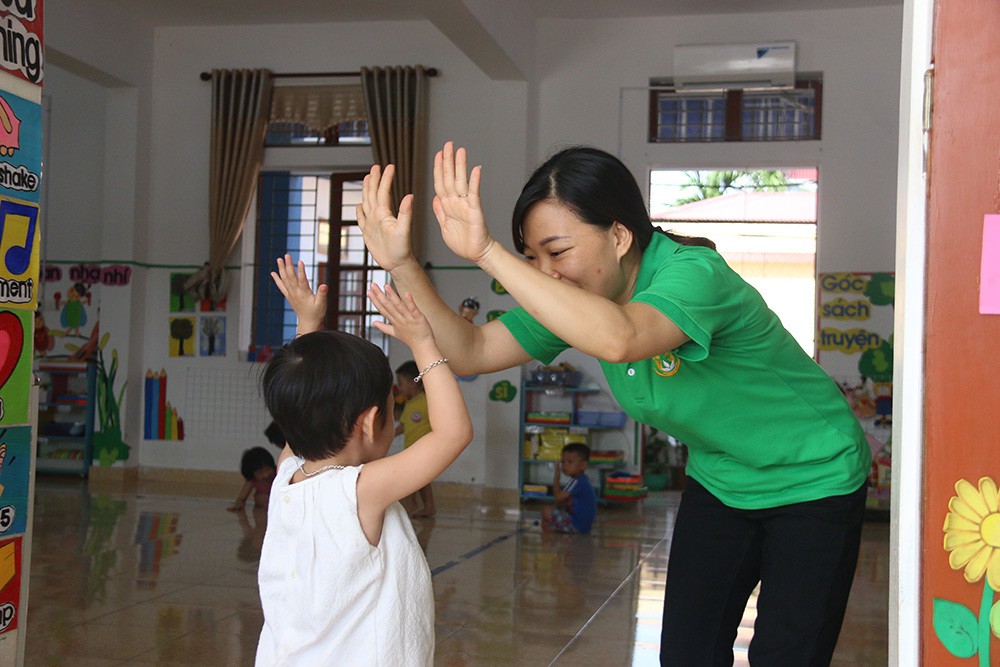 Những màn chào hỏi yêu thương của cô trò ở các trường học - Ảnh 5. Những màn chào hỏi yêu thương của cô trò ở các trường học - Ảnh 5.