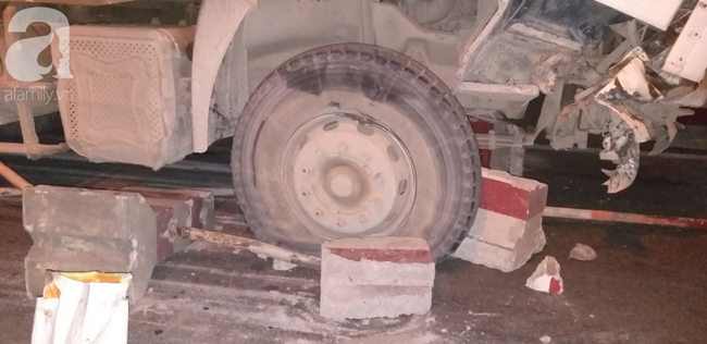 Xe bồn nổ lốp lao vào dải phân cách trên cầu Thanh Trì khiến 4 người bị thương - Ảnh 6. Xe bồn nổ lốp lao vào dải phân cách trên cầu Thanh Trì khiến 4 người bị thương - Ảnh 6.