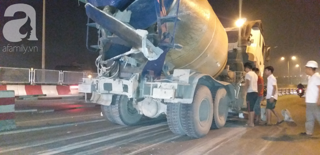 Xe bồn nổ lốp lao vào dải phân cách trên cầu Thanh Trì khiến 4 người bị thương - Ảnh 7. Xe bồn nổ lốp lao vào dải phân cách trên cầu Thanh Trì khiến 4 người bị thương - Ảnh 7.
