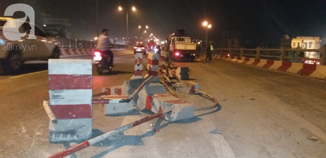 Xe bồn nổ lốp lao vào dải phân cách trên cầu Thanh Trì khiến 4 người bị thương - Ảnh 9. Xe bồn nổ lốp lao vào dải phân cách trên cầu Thanh Trì khiến 4 người bị thương - Ảnh 9.