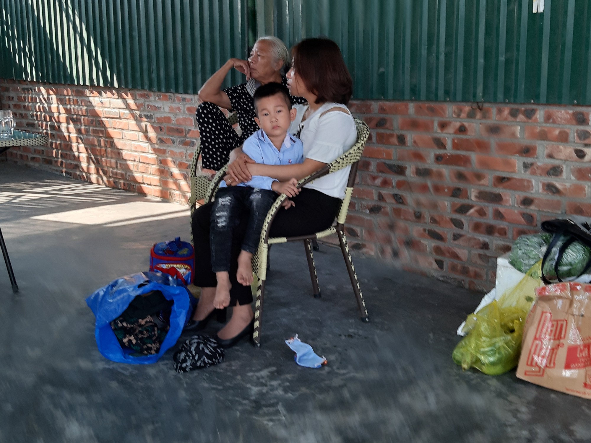 Container đâm ô tô 4 chỗ cùng chiều, 4 người thoát chết trong gang tấc - Ảnh 3. Container đâm ô tô 4 chỗ cùng chiều, 4 người thoát chết trong gang tấc - Ảnh 3.