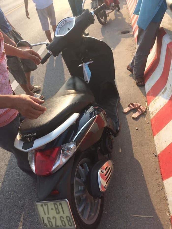 Người phụ nữ để lại xe máy cùng đôi dép trên cầu Thái Hà rồi nhảy xuống sông tự tử - Ảnh 1. Người phụ nữ để lại xe máy cùng đôi dép trên cầu Thái Hà rồi nhảy xuống sông tự tử - Ảnh 1.