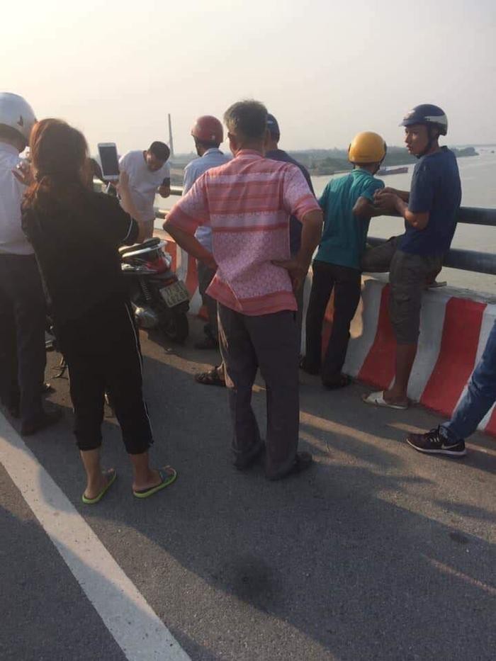 Người phụ nữ để lại xe máy cùng đôi dép trên cầu Thái Hà rồi nhảy xuống sông tự tử - Ảnh 2. Người phụ nữ để lại xe máy cùng đôi dép trên cầu Thái Hà rồi nhảy xuống sông tự tử - Ảnh 2.